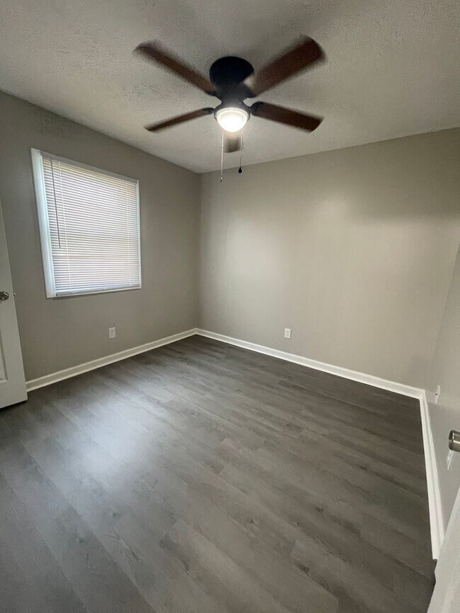 Building Photo - City Walk Apartments!