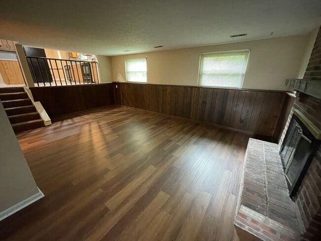 Building Photo - Nice split level home with garage and fenced backyard, Virtual Tour!