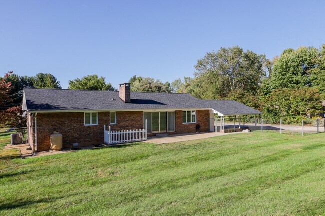 Building Photo - Newly renovated 3 bed and 1.5 bath house in Jonesborough