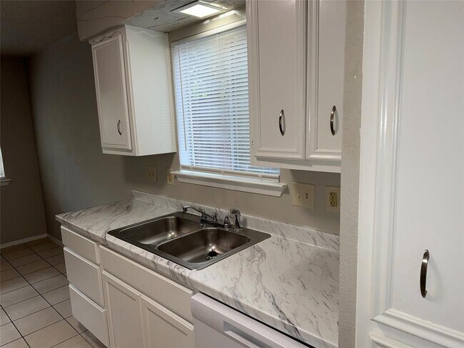 Building Photo - 7318 Lunar Dr