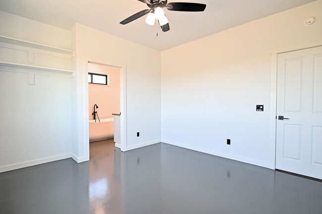 Building Photo - 1495 Oxbow Dr