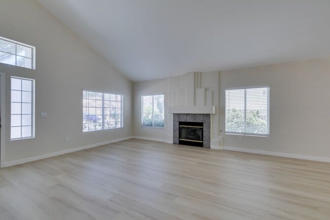 Building Photo - Stunning 3 Bedroom, 2.5 Bathroom Home in E...