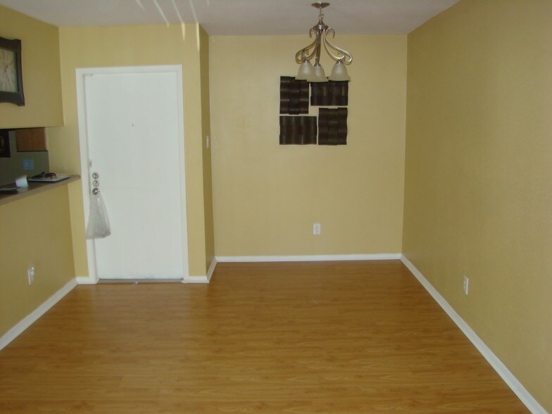 Building Photo - 2820 S Bartell Dr