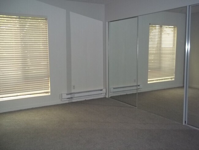 Building Photo - Ground Floor unit with a nice upgrade and small fenced Patio