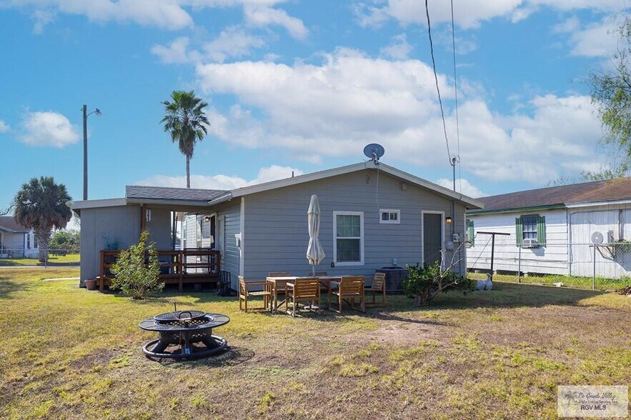 Building Photo - 306 W 6th St