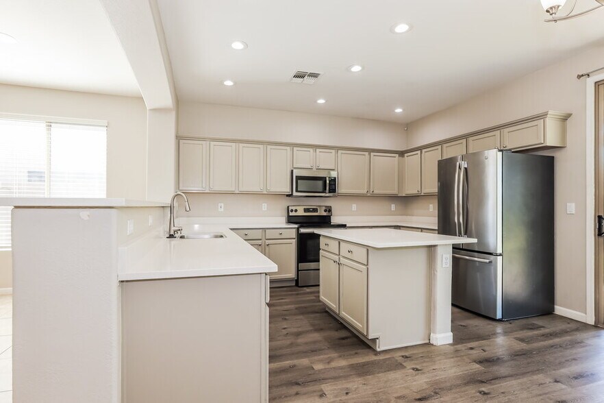Building Photo - 40994 N Vine Ave