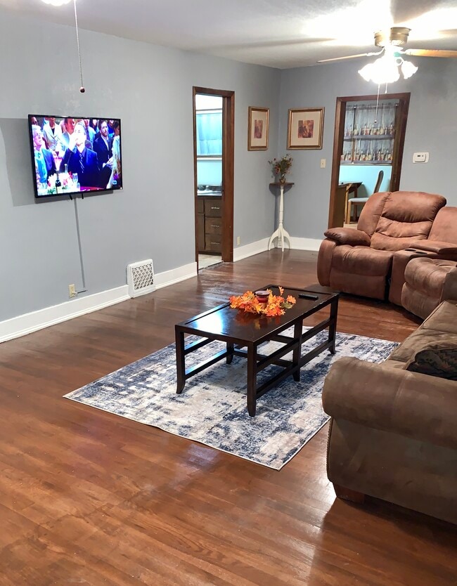 Building Photo - 1130 E Garfield St