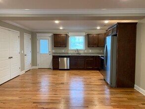 Building Photo - 2 Bedroom 2.5 Bath townhouse!