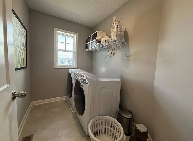 Building Photo - Gorgeous 4BR/2.5BA Rogers Home Available 8/1!
