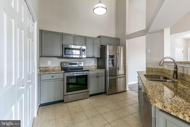 Building Photo - 8202 Blue Heron Dr