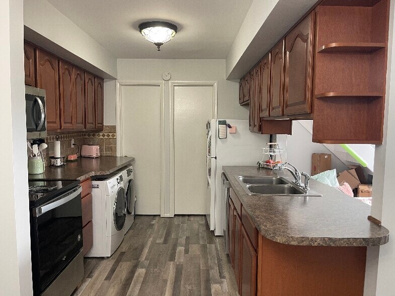 Building Photo - 9469 N Parkwood Dr