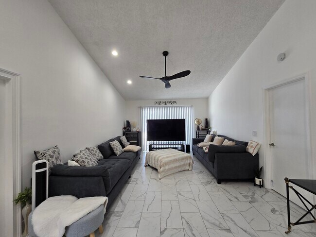 Building Photo - 1530 Royal Forest Ct