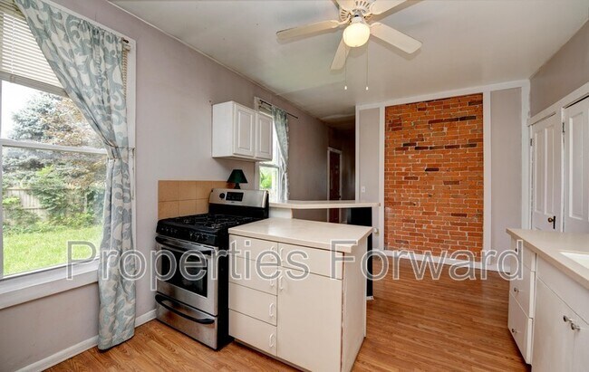 Building Photo - 673 E Sycamore St