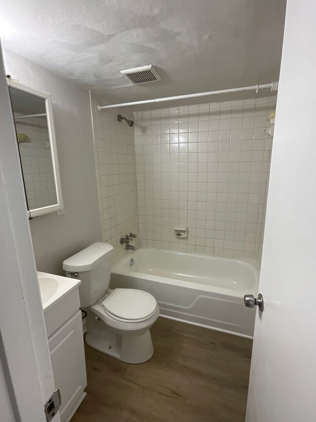 Building Photo - Quiet Two Bedroom Apartment off Rodman Ave