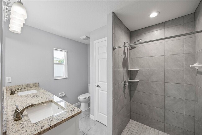 Building Photo - **Discover Your Dream Home in Marion Oaks**