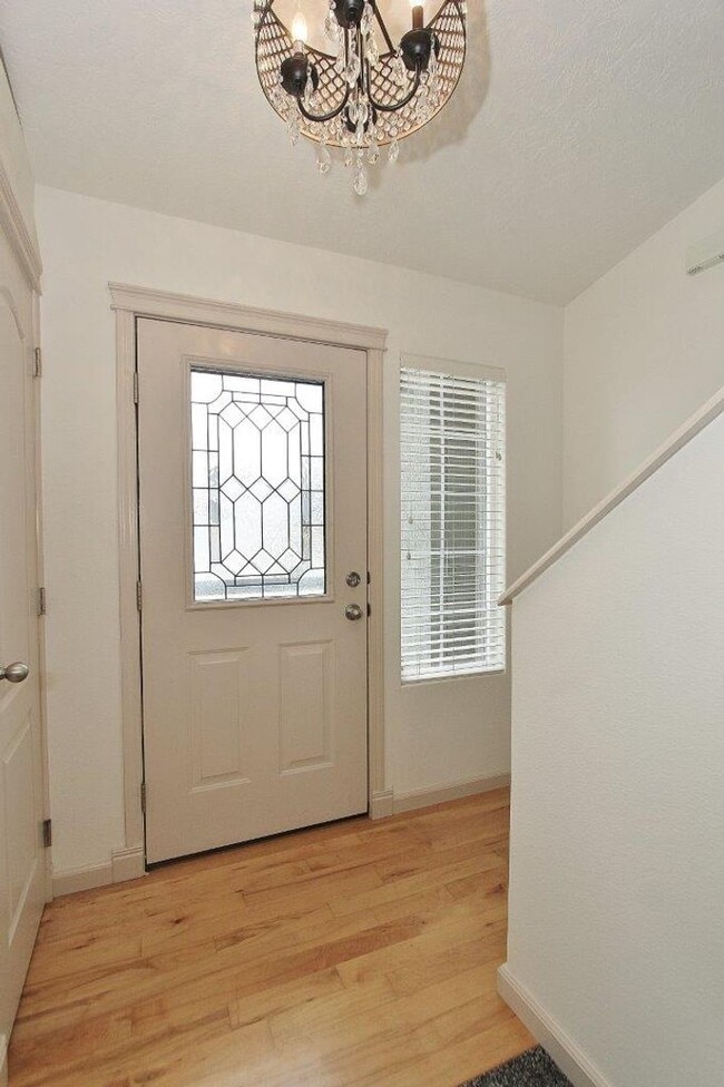 Building Photo - Spacious Craftsman Style Home
