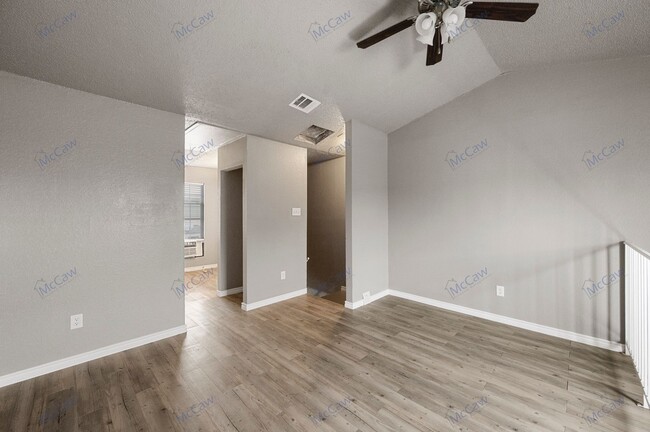 Building Photo - Beautiful 1/1.5 Town Home In Dallas!