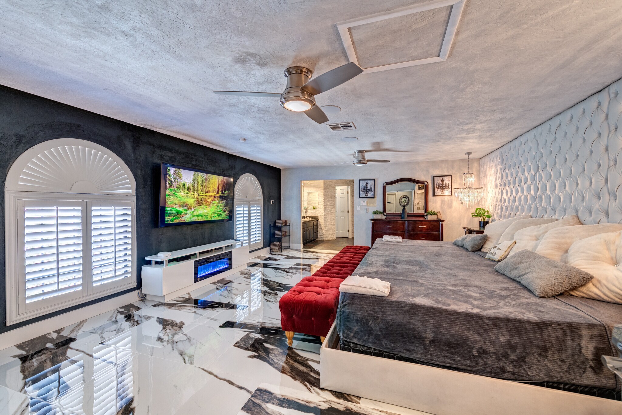Master w fireplace - 3160 Belcastro St