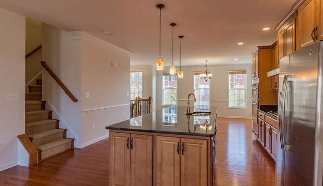 Building Photo - Stunning 3 Level, 3 Bed 3.5 Bath Townhome ...
