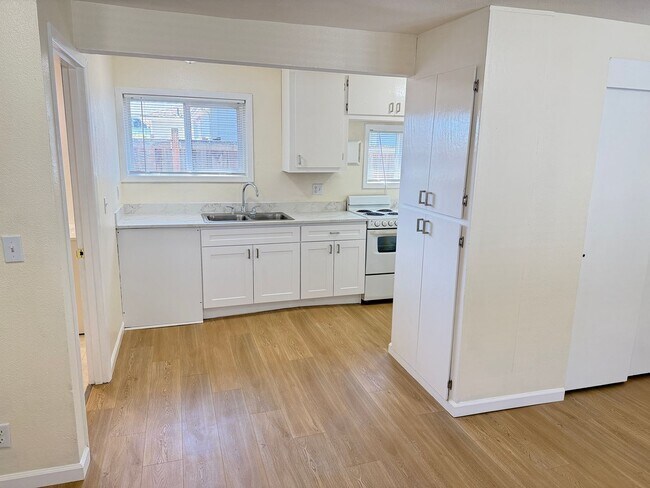 Building Photo - Updated Studio Apartment in Junction City!