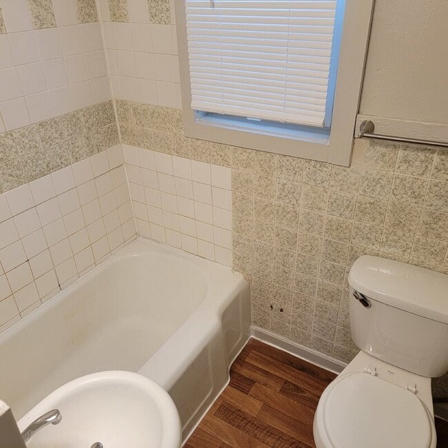 Building Photo - 1211 Lewis Ave