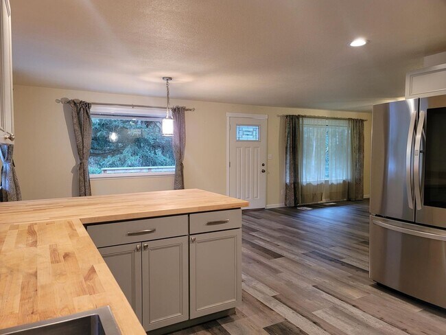 Building Photo - 2 Bedroom Rambler in Suquamish!