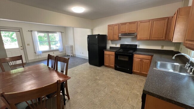 Primary Photo - Large 4 Bedroom Apartment All Utilities In...