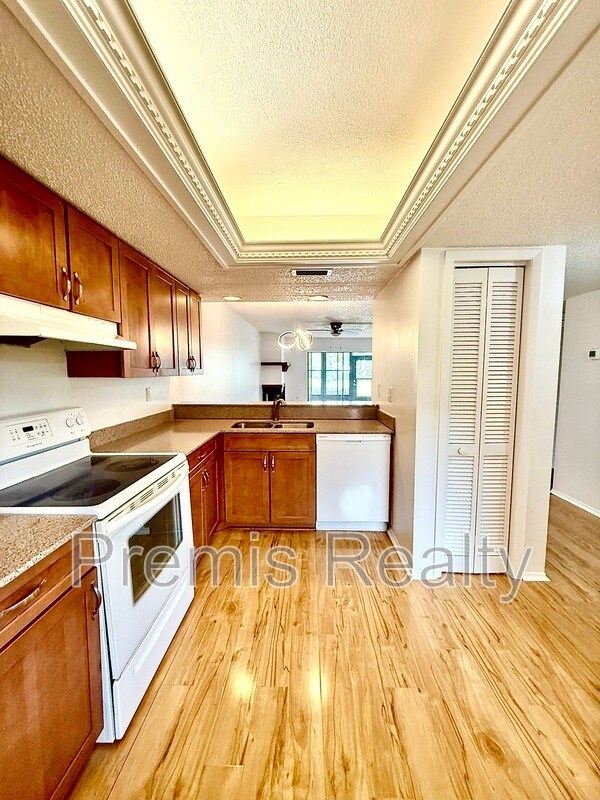Building Photo - 141 Lakeside Dr