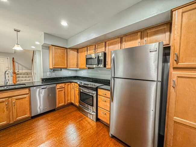 Building Photo - Fantastic 2 Bed 2.5 Bath Condo With A Spac...