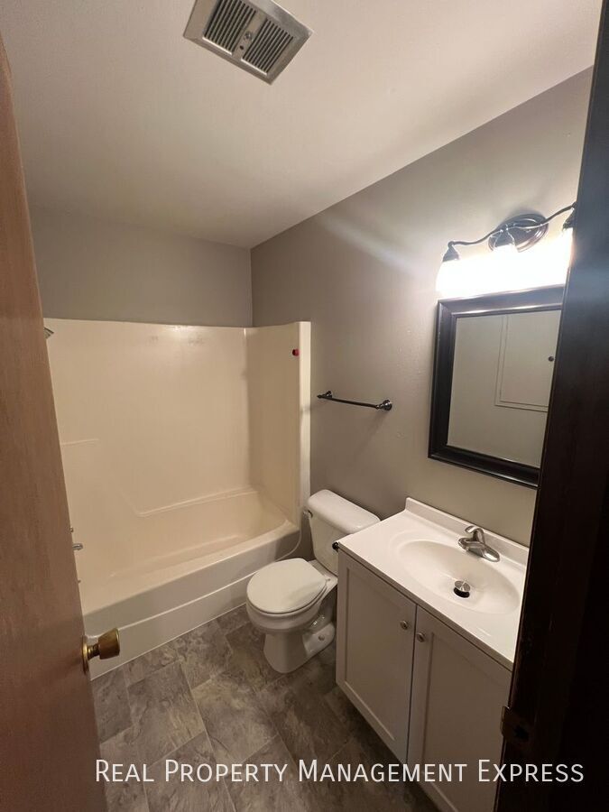 Building Photo - Spacious 2 Bedroom Apartment