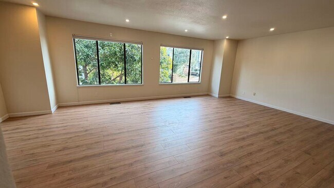 Building Photo - 3Bed/2.5Ba Tri-Level Home with Views, Solar, and Private Yard – Glen Park