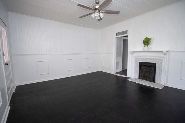 Building Photo - Now Preleasing for 2026–2027 – Beautifully Renovated Duplex in West Columbia
