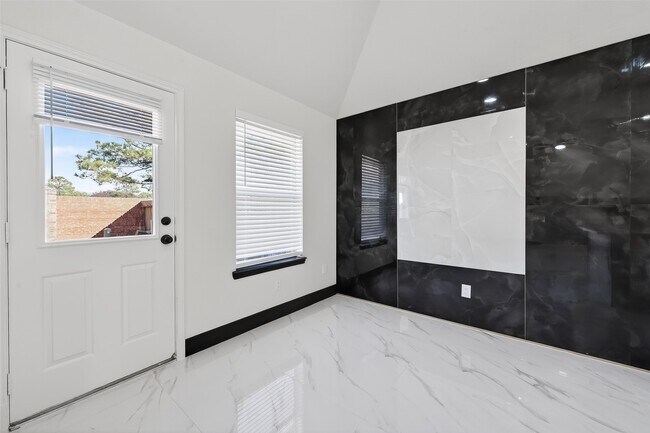 Building Photo - 10703 White Bridge Ln