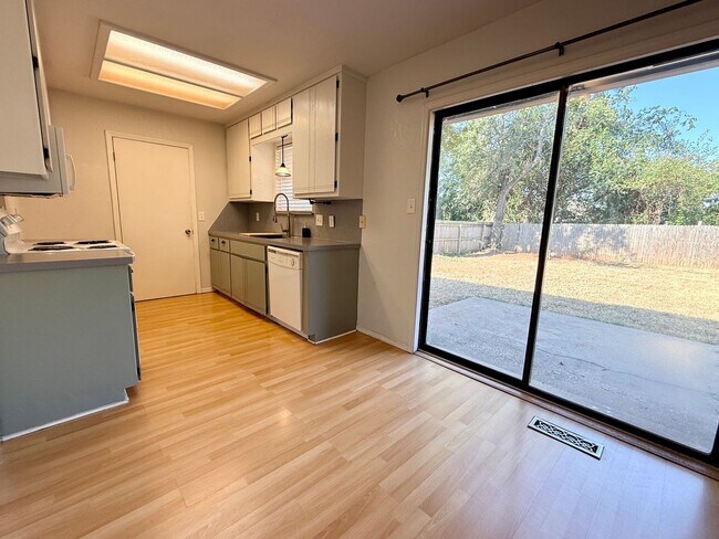 Building Photo - 3608 Peregrine Dr
