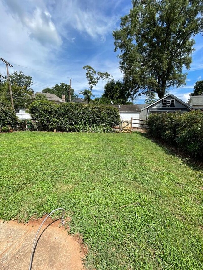 Building Photo - Myers Park Duplex