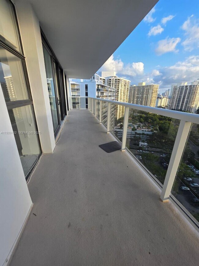 Building Photo - 3701 N Country Club Dr