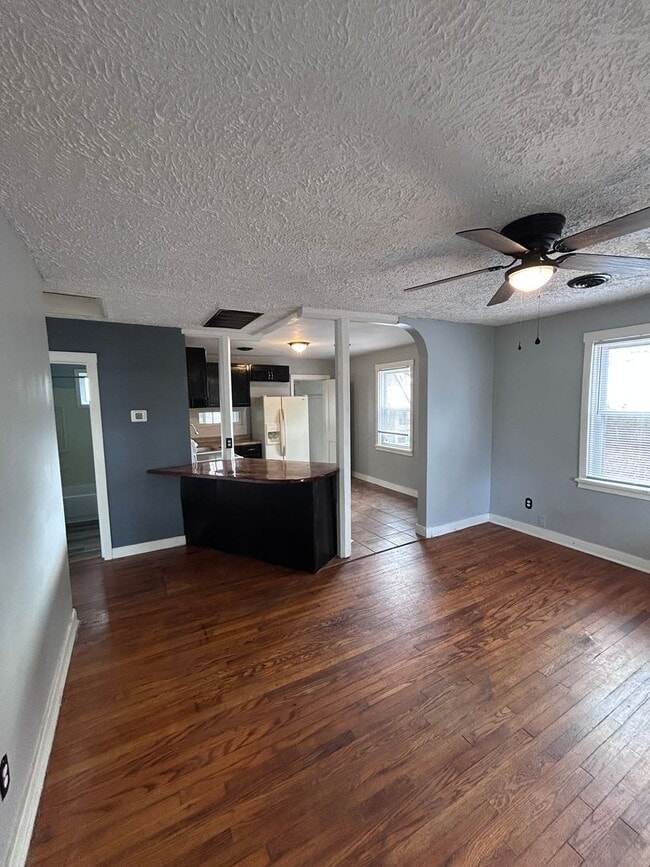 Building Photo - Available Now! | Charming 2 Bed, 1 Bath