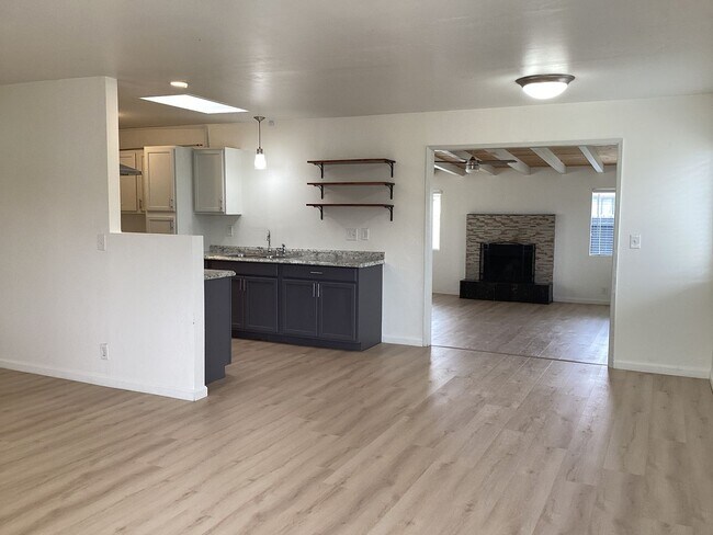 Building Photo - Single Story Updated Pet Friendly Home