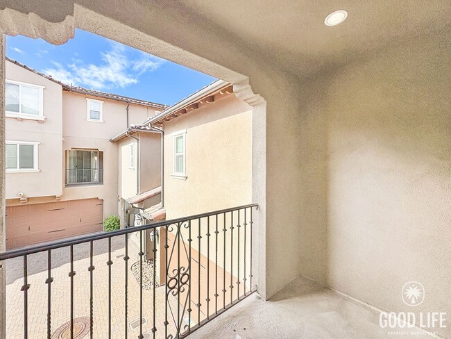 Building Photo - Beautiful 2B/2.5BA Townhouse. NEWER CONSTR...