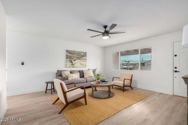 Building Photo - 3933 W Cactus Wren Dr