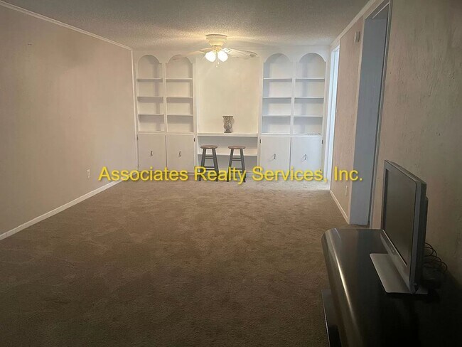 Building Photo - Attention Students! 1 bedroom- Near Shands & UF!  Look!