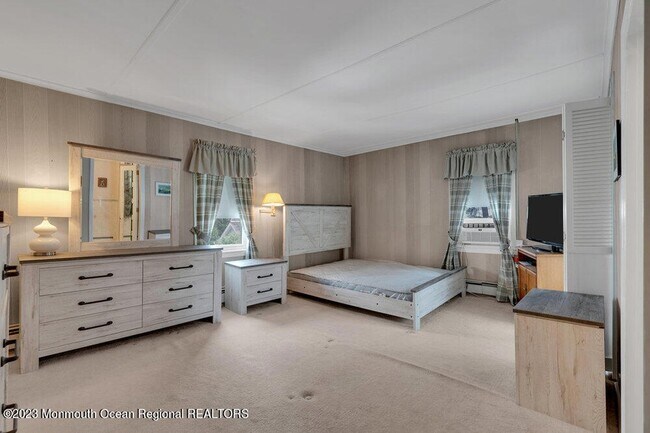 Building Photo - 683 Main Ave