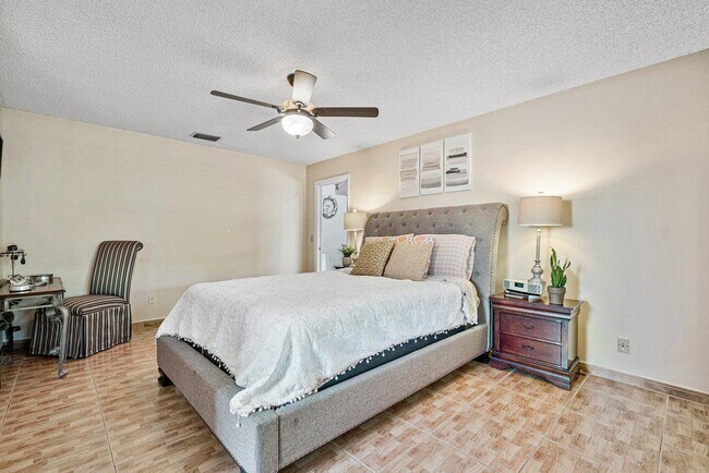 Building Photo - 8366 Blue Cypress Dr