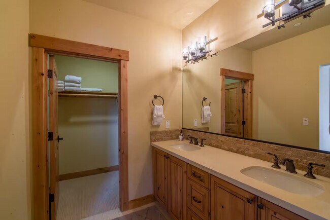 Building Photo - 10116 Sagebrush Ct