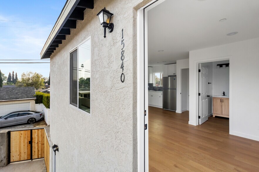 Building Photo - 15840 Chatsworth St