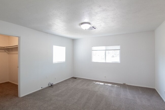 Building Photo - $500 MOVE IN SPECIAL Manufactured Home for Rent in Redding CA | 1 Acre, Large Deck, Pet Friendly
