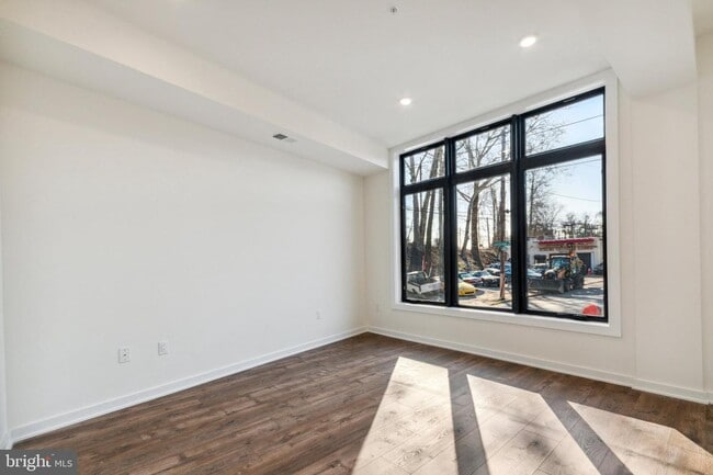 Building Photo - 6211 Woodbine Ave