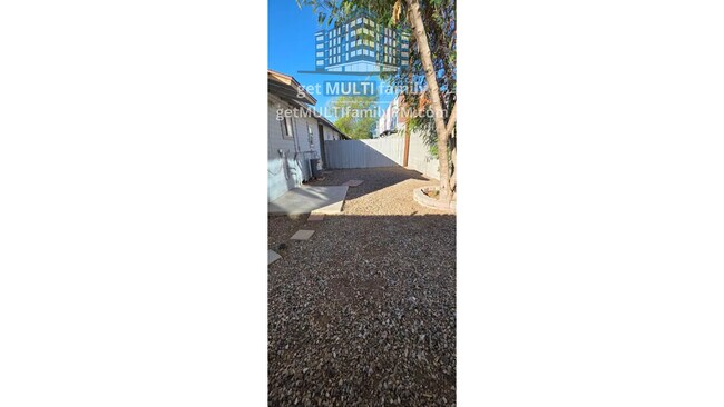 Building Photo - 3926 E Earll Dr