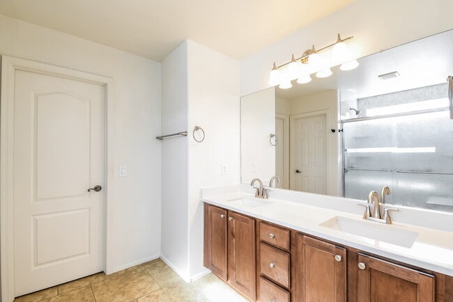 Building Photo - 4055 E Vest Ave