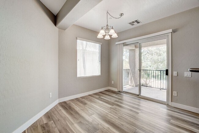 Building Photo - 3 Bedroom Condo